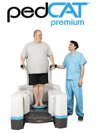 pedCAT premium - Mann steht im pedCAT Premium CT und ein Arzt steht daneben